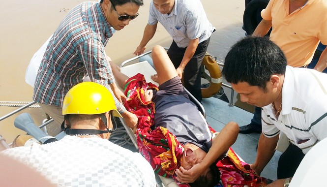 Cứu ngư dân nghi tai biến mạch máu não trên biển Ngư dân Phạm Văn Triển được đưa vào bờ.