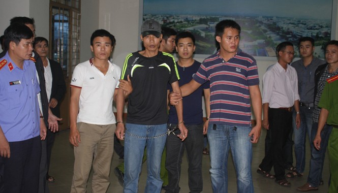 Bắt đối tượng đột nhập hàng loạt phòng làm việc Đối tượng Vũ Mạnh Hùng (đội mũ) tại trụ sở UBND TP Kỳ chiều 25/11.
