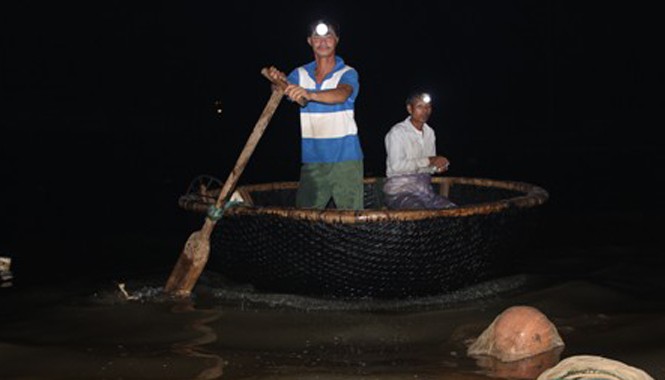 Kiếm tiền triệu mỗi đêm từ việc bắt cá mú giống Thời điểm này đang là mùa sinh sản của cá mú nên có rất đông người đi đánh bắt.