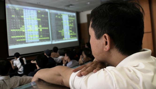 Chứng khoán hết thời “chống lưng” bởi ngân hàng mẹ Không có dòng tiền từ ngân hàng, chứng khoán sẽ lao dốc?. Ảnh: Như Ý.