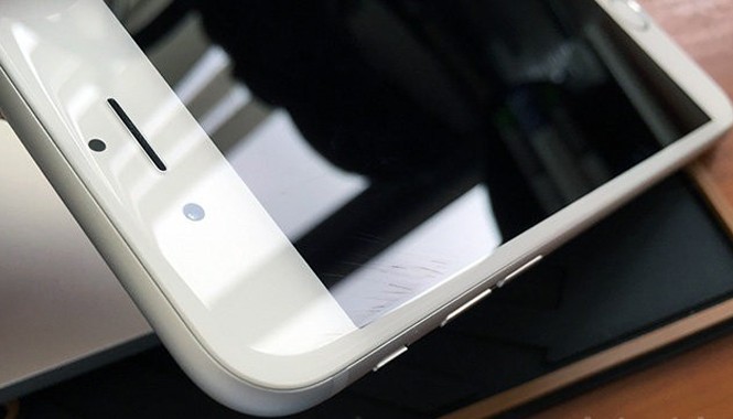 Người dùng bức xúc vì màn hình iPhone 6 dễ trầy Một chiếc iPhone 6 bị trầy màn hình. Ảnh: Apple Insider.