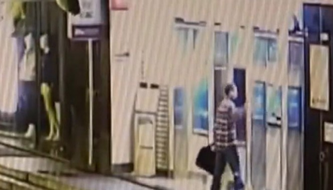 Đập phá 9 máy ATM vì không rút được tiền Người đàn ông đã đập phá 9 máy ATM sau khi không rút được tiền.