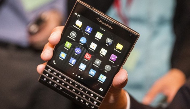 BlackBerry vung tiền chèo kéo người dùng iPhone từ bỏ Apple BlackBerry Passport. Nguồn: Reuters.