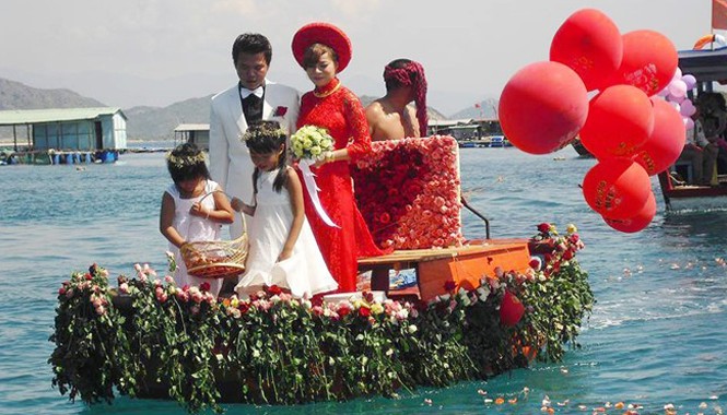 Chàng trai kết 3.000 bông hồng làm ghe rước dâu trên biển Màn rước dâu trên biển với chiếc ghe được kết từ 3000 bông hoa hồng gây choáng của chàng trai miền biển.