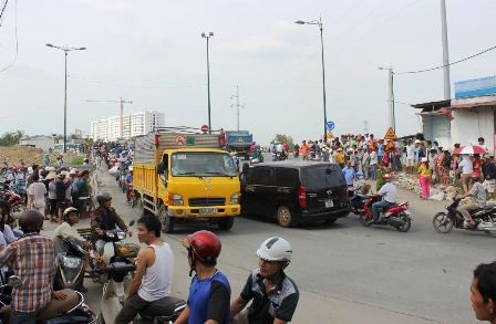 Chồng đau đớn nhìn vợ chết thảm dưới bánh xe tải Hiện trường vụ tai nạn thương tâm.