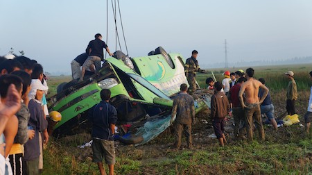 “Biết xe lao xuống ruộng nhưng không biết cách nào để thoát” Hiện trường chiếc xe khách gặp nạn làm 1 người chết, 21 người bị thương.