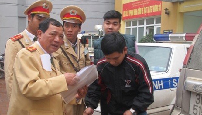 Lái xe vi phạm giao thông có... thẻ phóng viên Nam thanh niên giả danh nhà báo tại Đội CSGT số 7.