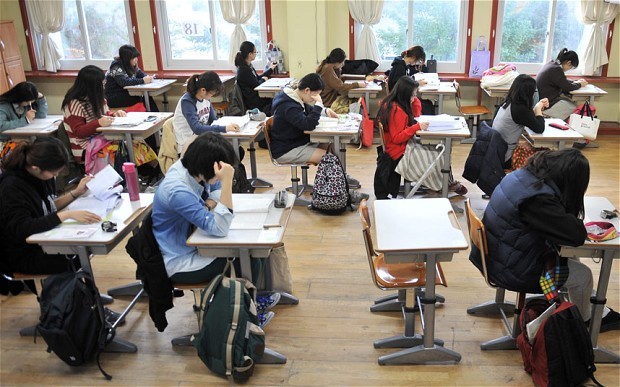 Khốc liệt như kỳ thi đại học tại Hàn Quốc Thi đỗ đại học là biểu tượng của sự thành công của giới trẻ Hàn Quốc. Ảnh Telegraph.