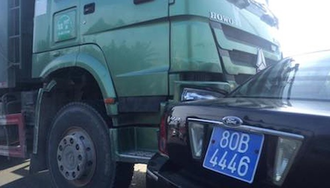 Xe “hổ vồ” đâm xe biển xanh, quốc lộ 1A ùn tắc Đầu xe hổ vồ đâm vào chính cửa xe bên lái của xe biển xanh.