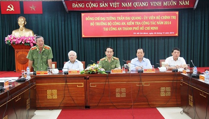 Tội phạm có yếu tố nước ngoài gia tăng ở TPHCM Thiếu tướng Nguyễn Chí Thành, Giám đốc Công an TP.HCM báo cáo lãnh đạo Bộ Công an về tình hình, kết quả công tác trong năm 2014. Ảnh: Công an TPHCM.