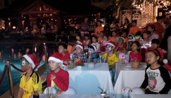 Trẻ em làng trẻ mồ côi Bilar đón Noel sớm Các em nhỏ làng trẻ Bilar thưởng thức các tiết mục văn nghệ, xiếc, ảo thuật tại KS Metropole Hà Nội. Ảnh : Việt Hùng.