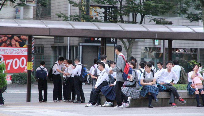 Fukushima yêu hơn bao giờ - Kỳ cuối: Nặng lòng Nhóm học sinh đang đợi xe ở điểm chờ xe bus tại trung tâm thành phố Fukushima, Tỉnh Fukushima, sau giờ tan trường. Ảnh Lê Văn.