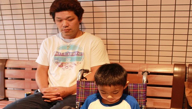 Fukushima yêu hơn bao giờ Sáu tháng một lần, anh Daihisa Masahide đưa con trai Daihisa Haruku năm tuổi đến kiểm xạ tại Bệnh viện Minami-Soma. Ảnh: Phương Liễu.