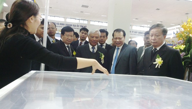 Khai mạc Triển lãm Quốc tế công nghệ xây dựng-mỏ Phó Chủ tịch Quốc hội Uông Chu Lưu, Phó Thủ tướng Vũ Văn Ninh, Bộ trưởng Xây dựng Trịnh Đình Dũng thăm gian hàng trưng bày về sản phẩm đồng bộ hóa hạ tầng kỹ thuật đô thị của Busadco.