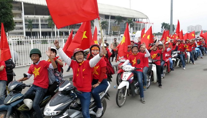 Rực màu cờ đỏ trước trận Việt Nam - Malaysia Hội cổ động viên VFS hứa hẹn sẽ làm nên bất ngờ tại Mỹ Đình đêm nay.