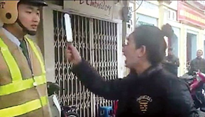 Tướng Chung nói gì về vụ 'múa dao' trước mặt CSGT? Bà Kim Thanh Mai vừa chửi bới, vừa rút dao dọa CSGT. Ảnh cắt từ clip.