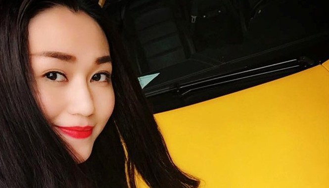 Khánh My đặt mua siêu xe Lamboghini giá triệu đô ở Mỹ Khánh My chụp hình trong buổi thử xe.