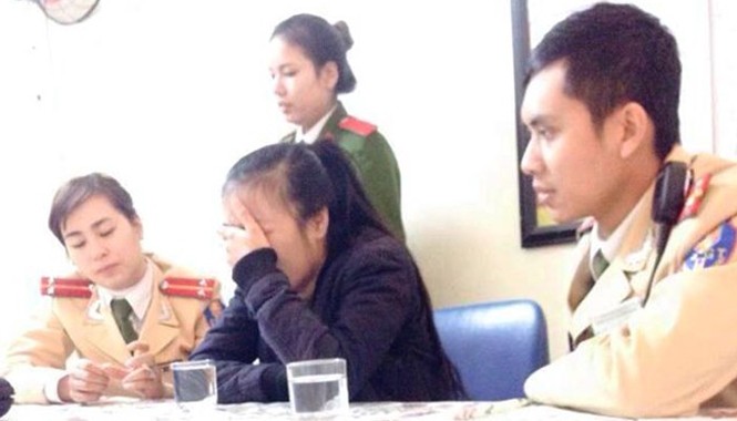CSGT Hà Nội giải cứu nữ sinh định nhảy cầu Chương Dương Nữ sinh sau khi được khuyên giải đã về trụ sở Đội CSGT số 1. Ảnh: Đội CSGT số 1 cung cấp.