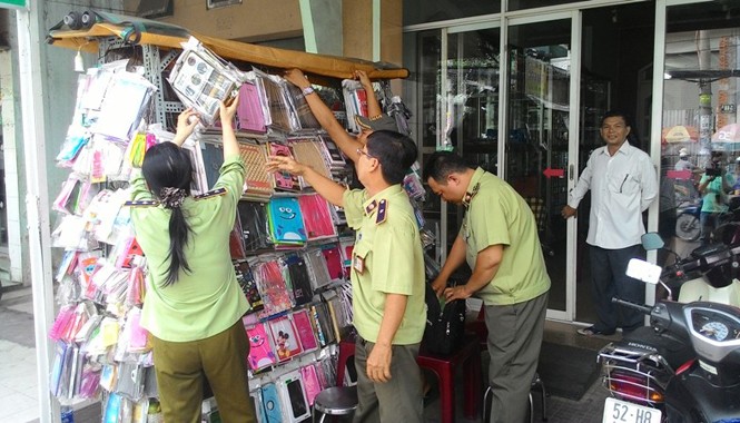 Thu giữ 20.000 phụ kiện điện thoại nhập lậu Lực lượng Quản lý thị trường đồng loạt ra quân kiểm tra các cửa hàng kinh doanh phụ kiện ĐTDĐ. Ảnh Việt Văn.