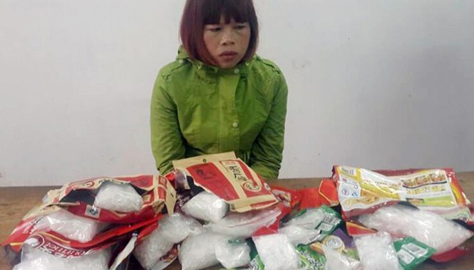 Phụ nữ xách 4 kg ma túy vào Việt Nam được công 20 triệu Hà cùng gần 4 kg ma túy đá bị thu giữ.