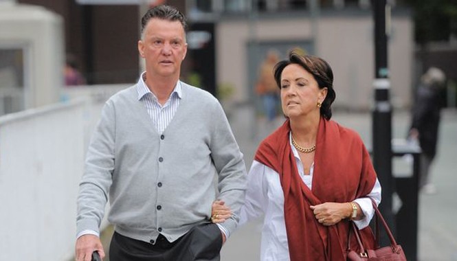 Thắng Liverpool, Van Gaal mừng vì... vợ hài lòng Vợ chồng HLV người Hà Lan.