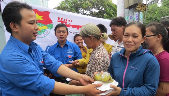 Báo Tiền Phong phát gần 300 suất cơm cho người nghèo Báo Tiền Phong phát gần 300 suất cơm cho người nghèo
