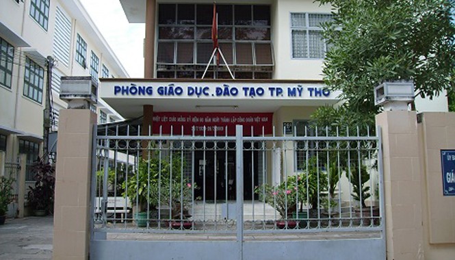 Hai cô giáo từ chối chức hiệu trưởng Phòng GD-ĐT Mỹ Tho kí quyết định bổ nhiệm khiến cô giáo bức xúc.