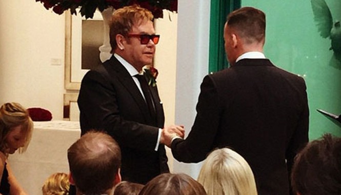 Elton John và bạn đời đồng tính làm đám cưới Danh ca và bạn đời đồng tính trao nhẫn cưới trước sự chứng kiến của gia đình, bạn bè gồm hàng loạt sao nổi tiếng và hai con trai của họ - Zachary, ba tuổi, và Elijah, 23 tháng tuổi.