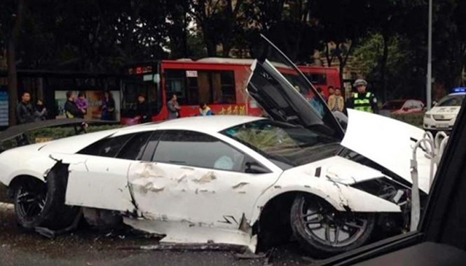 5 xe Lamborghini gặp nạn cùng một ngày ở Trung Quốc Lamborghini Murcielago SV LP670-4 màu trắng đâm vào dải phân cách ở Thâm Quyến, tỉnh Quảng Đông. Siêu xe mang biển đăng ký của Hong Kong và vô-lăng nằm phía bên phải.