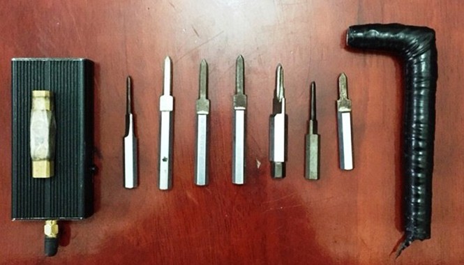 Trinh sát bắt gọn tên trộm xe tay ga Airblade Bộ đồ nghề Hiếu dùng để bẻ khóa cổ xe và phá sóng định vị.