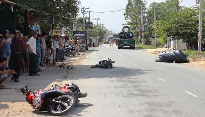 Cuộn sắt nặng hàng tấn rơi xuống đường, 3 người trọng thương Hiện trường vụ TNGT cuộn sắt văng xuống đường làm 3 người trọng thương.