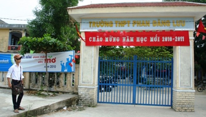 Tá hỏa với đề thi học kỳ có nhiều sai sót Trường THPT Phan Đăng Lưu (Phú Vang, TT-Huế) - nơi phát hiện hàng chục tập đề thi học kỳ 1 môn Sinh học có sai sót.