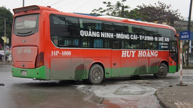 Xe giường nằm bốc khói, hành khách hoảng hốt tháo chạy Hiện trường nơi chiếc xe giường nằm bốc khói.