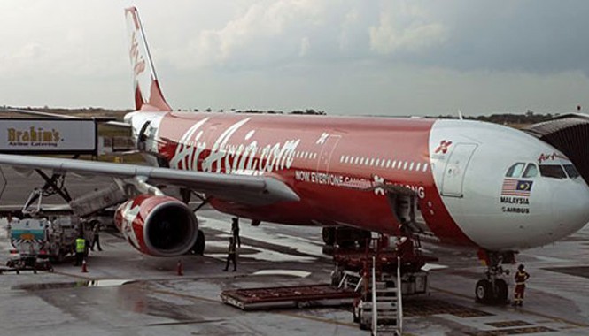 Máy bay thương mại mất tích được tìm kiếm như thế nào Một chiếc máy bay Airbus A320-200 của AirAsia, cùng loại với chiếc máy bay mất tích sáng nay của hãng. Ảnh: AP.