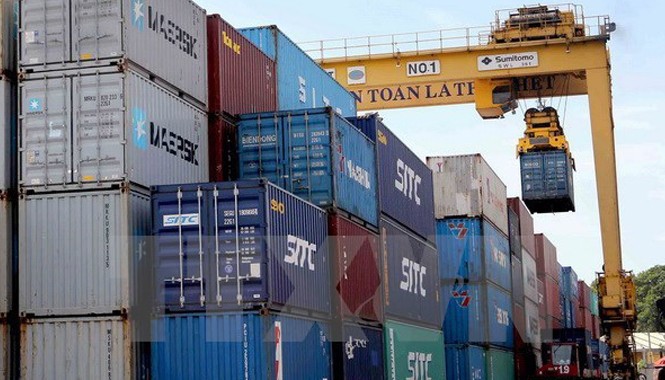 Báo Pháp: Kinh tế Việt Nam đang đi đúng hướng Bốc xếp container tại Cảng Đà Nẵng. Ảnh: Trần Lê Lâm/TTXVN.