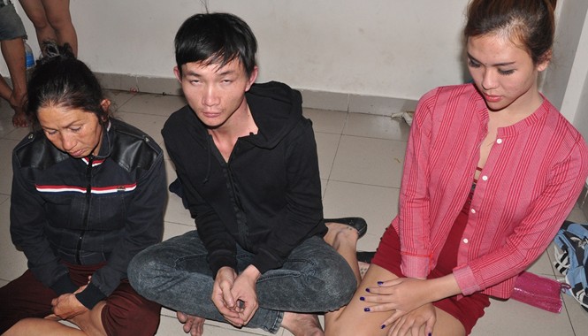 Bắt nhóm giả gái chuyên trộm tài sản du khách ở Sài Gòn Các nghi can tại cơ quan công an.