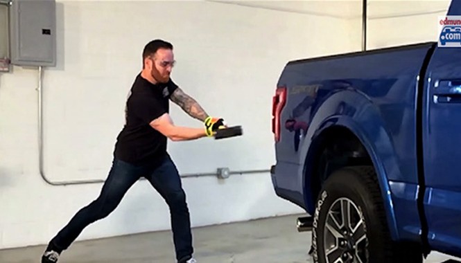 Phóng viên dùng búa tạ phá xe bán tải Ford Một phóng viên nước ngoài đang dùng búa tạ thử sức chịu đựng của Ford F-150.