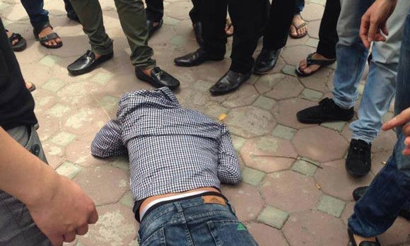 Chết tức tưởi vì dính đòn hội đồng của trai làng Ảnh minh họa.