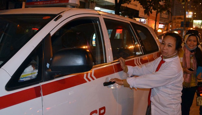 Chuyện cơ cực của đời nữ lái taxi Chị Hoàng Thị Thanh Hương bên chiếc “cần câu cơm”.