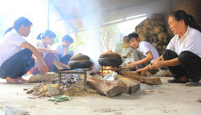 1 triệu đồng mỗi ngày công kho cá thuê ở làng Vũ Đại Người kho cá thuê thường là những người có tuổi đời 30–40 tuổi có kinh nghiệm kho cá. Ảnh: Tú Anh/ Zing