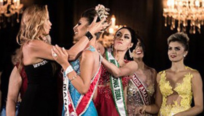 Miss Amazon: Á hậu giật vương miện của Hoa hậu Khoảnh khắc giật vương miện tại Miss Amazon.