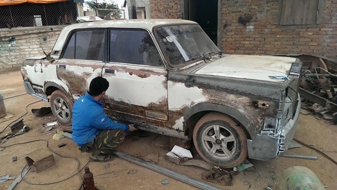 Xuất hiện hình ảnh xe Rolls-Royce tự chế của thợ Bắc Giang Hình ảnh mẫu xe Lada đang trong quá trình phục chế theo phong cách xe Rolls-Royce tại Bắc Giang. Ảnh: Nguyễn Hoàng Anh.