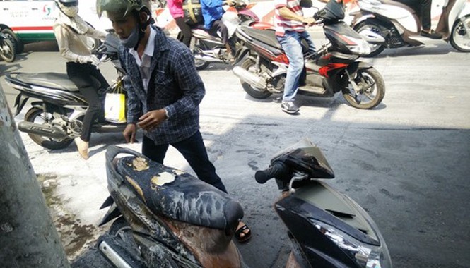 Xe ga bốc cháy, nam thanh niên cắm đầu bỏ chạy Chiếc xe bất ngờ bùng cháy không rõ nguyên nhân.