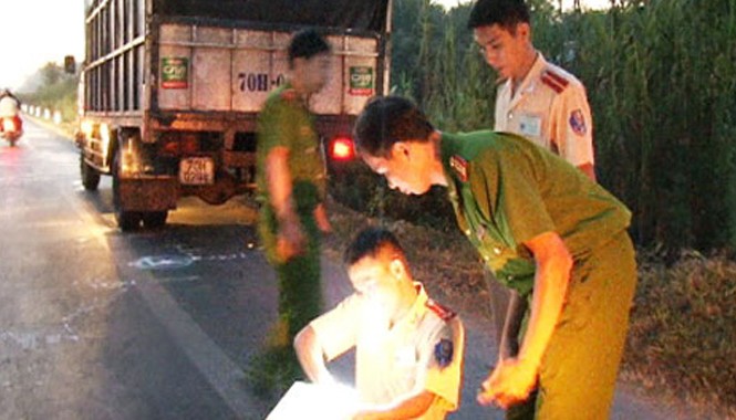 Húc vào đuôi xe tải, nam thanh niên chết thảm Húc vào đuôi xe tải, nam thanh niên chết thảm