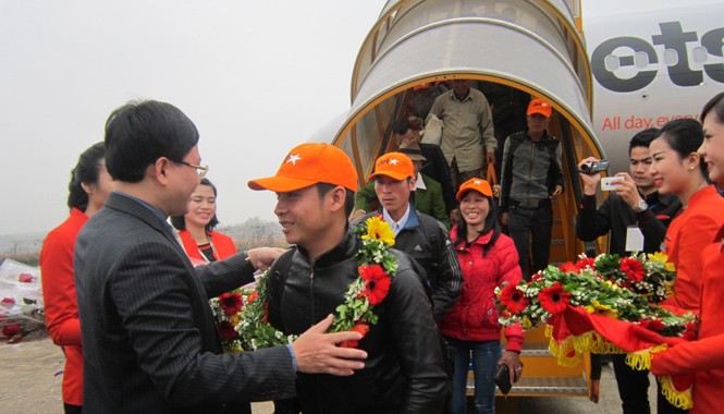 Khai trương đường bay Thanh Hóa - Buôn ma Thuột Du khách chuyến đầu tiên của tuyến Thanh Hóa- Buôn Ma Thuột đã có mặt tại sân bay Thọ Xuân. Ảnh: Phạm Nhài.