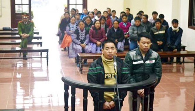 Tử hình giáo viên đi buôn ma túy còn vung dao đâm công an Hai đối tượng tại tòa.