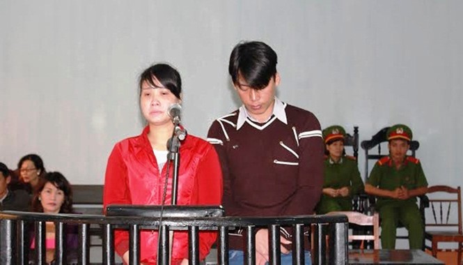 Hơn 24 năm tù cho đôi vợ chồng chiếm đoạt tiền tỷ Bị cáo Châu và Hiền.