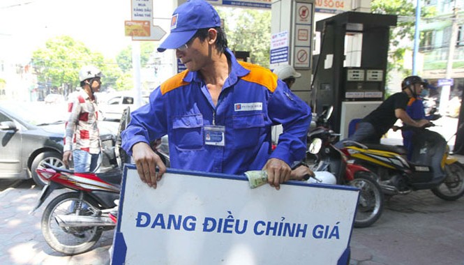 Giá xăng giảm 300 đồng/lít Xăng sinh học E5Ron 92 giảm 300 đồng/1 lít từ chiều 5/2.
