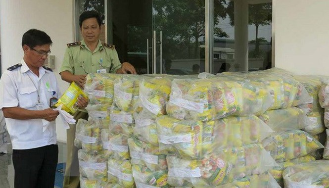 Hàng nghìn công nhân trả quà tết chứa hàng giả Cơ quan chức năng tiến hành kiểm tra các giỏ quà Tết được cho là có chứa hàng giả. Ảnh: Hải Âu/TTXVN.