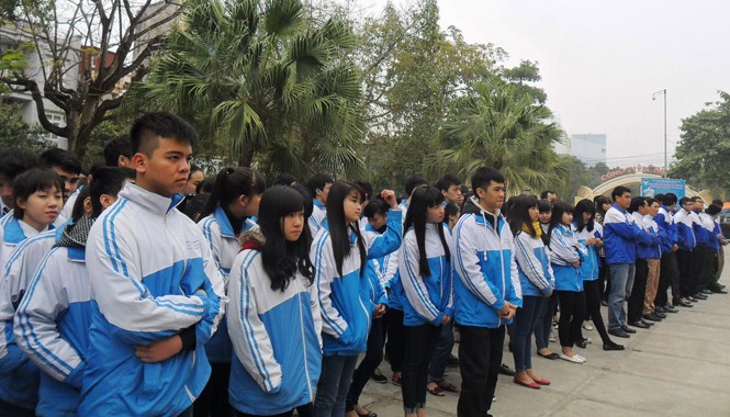 Ra quân thanh niên tình nguyện đảm bảo an toàn giao thông Các đoàn viên thanh niên tham gia lễ ra quân thanh niên tình nguyện đảm bảo an toàn giao thông trong dịp tết. Ảnh: Phạm Nhài.